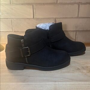Luoika Black Low Heel Ankle Boots 7XW